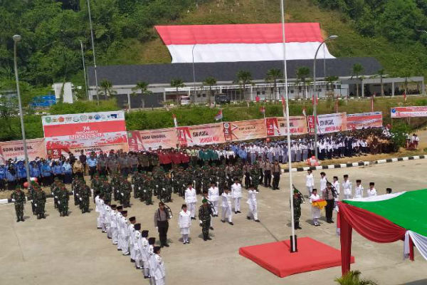 Kala Tentara Malaysia Bantu Kibarkan Bendera Indonesia saat HUT Kemerdekaan