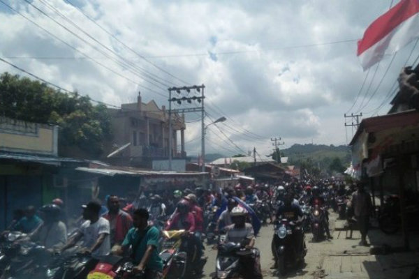 Ribuan Warga Jalan Kaki ke Kantor Gubernur Jayapura