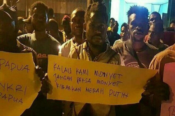  Menolak Tindakan Rasis, Gambar Warga Papua Pegang Poster soal Monyet Viral di Media Sosial