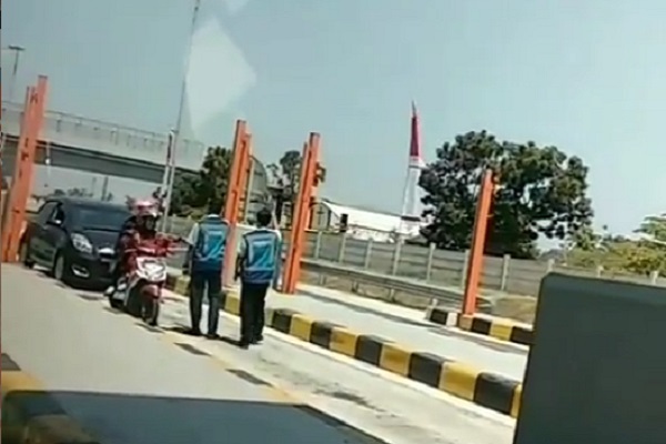 Viral, Pemotor Nyelonong di Tol Kartasura. Warganet: Masuk Tol Motornya Jadi Helikopter