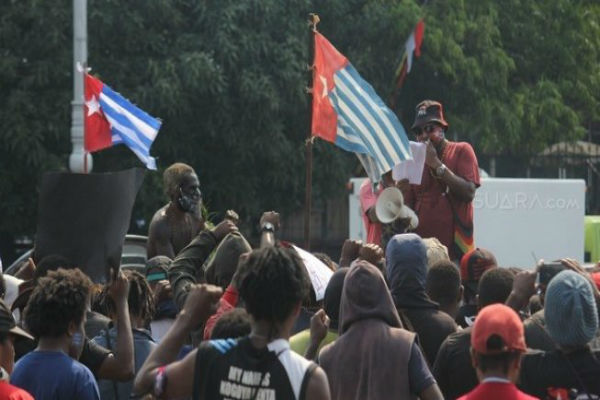 Protes Pengiriman Militer oleh Jokowi, Mahasiswa Papua Kibarkan Bendera Bintang Kejora