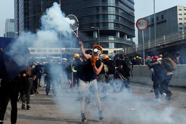 Halau Protes Antipemerintah, Polisi Hong Kong Semprotkan Gas Air Mata ke Demonstran