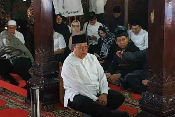 Tangis SBY Pecah Saat Saksikan Persemayaman Ibunda