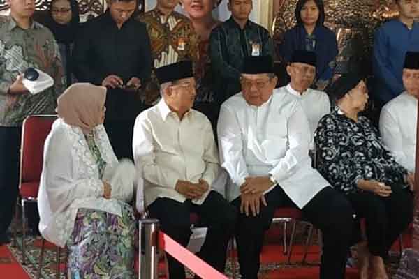  Wapres JK dan Istri Hadiri Persemayaman Ibunda SBY