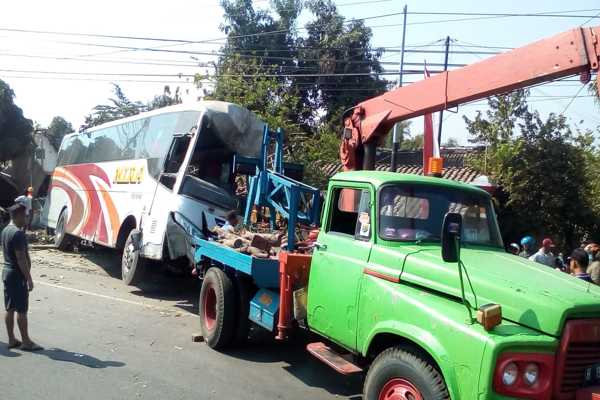 Bus Mira Tabrak 3 Rumah di Klaten, Diduga karena Sopir Ngantuk