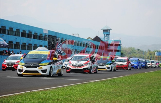 Indonesia Touring Car Race 1600 Max, Alvin Bahar Raih Podium Juara Pertama