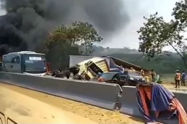 Selasa, Polisi Olah TKP Kecelakaan Beruntun Tol Cipularang