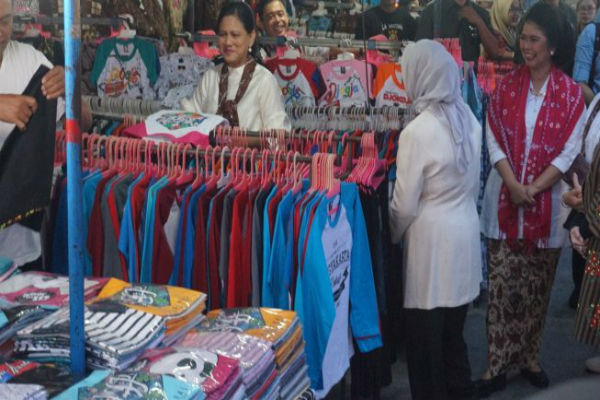Iriana Joko Widodo Nawar Harga Batik di Beringharjo Ditolak Pedagang