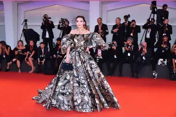  Nina Kaginda Anggun dengan Gaun Batik Karya Ivan Gunawan di Venice Festival 2019