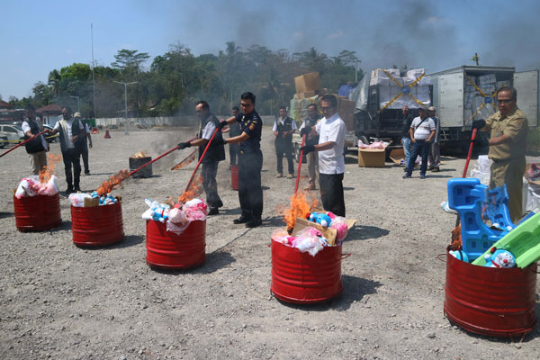Produk Impor Rp6 Miliar dari China Dibakar di Semarang