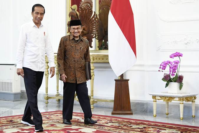 Sekitar Sepuluh Menit, Jokowi Membesuk B. J. Habibie 