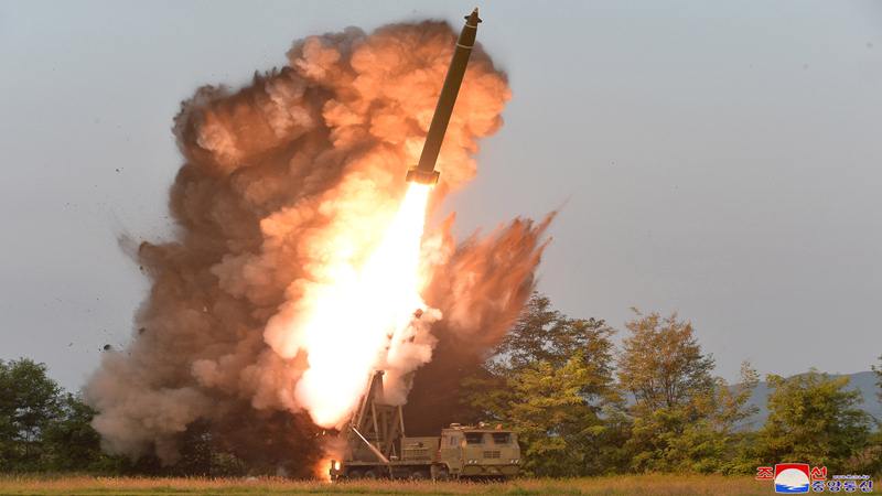 Kim Jong Un Pantau Uji Coba Peluncur Roket Super Besar