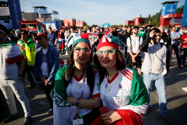 Perempuan Iran Bakar Diri & Tewas karena Ketahuan Menonton Bola di Stadion