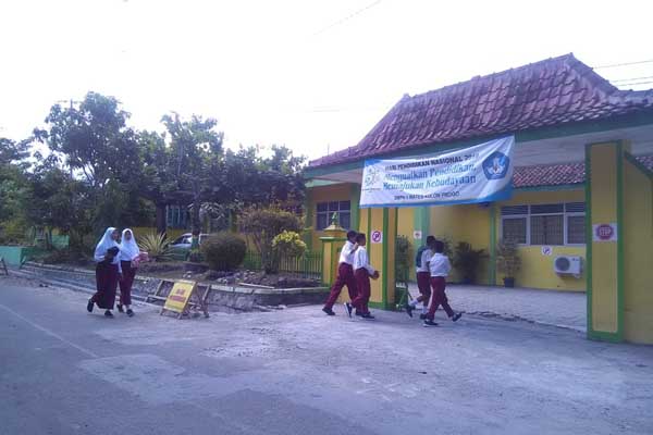 Sekolah Kekeringan, Siswa di Girimulyo Disuruh Bawa Air dari Rumah untuk MCK