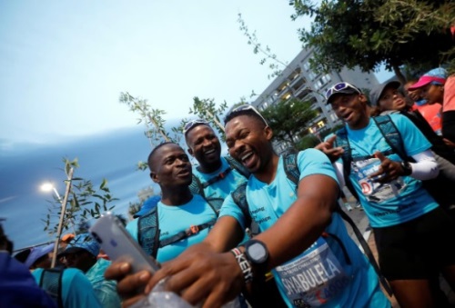 Cegah Kekeringan, Peserta Maraton di Cape Town Wajib Gendong Pohon