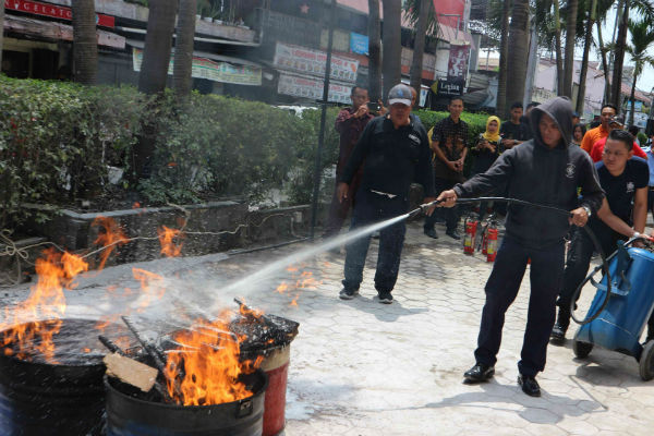 Karyawan Malioboro Mall Dilatih Penanganan Darurat Kebakaran
