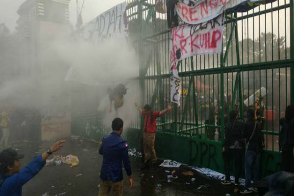 Polisi Tembaki Mahasiswa Gas Air Mata