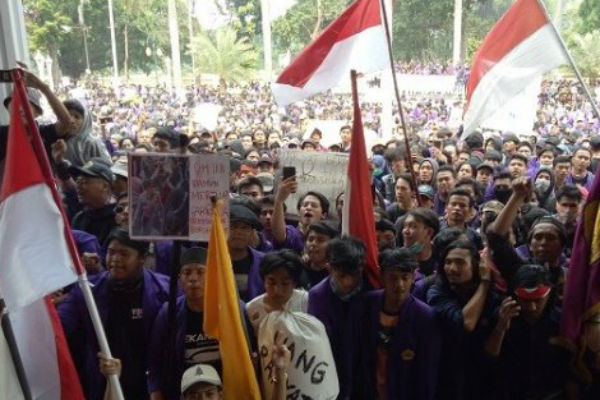  Ribuan Mahasiswa Gelar Aksi di Tasikmalaya, Gapura DPRD Roboh dan Kaca Gedung Pecah
