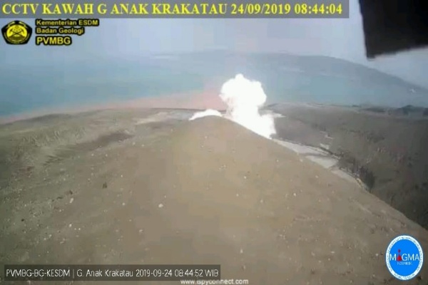 Jangan Mendekat! Gunung Anak Krakatau Erupsi