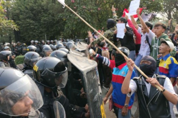  Polisi di Gedung DPR: Pelajar Indonesia yang Baik, Kami Mohon Kalian Pulang