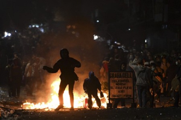Rusuh hingga Dinihari, Pos Polisi Tomang Dibakar Massa