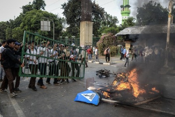 Demo Ricuh, Penumpang MRT Dievakuasi