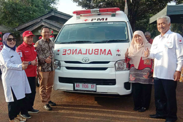 Pegadaian Serahkan Bantuan Ambulans ke PMI