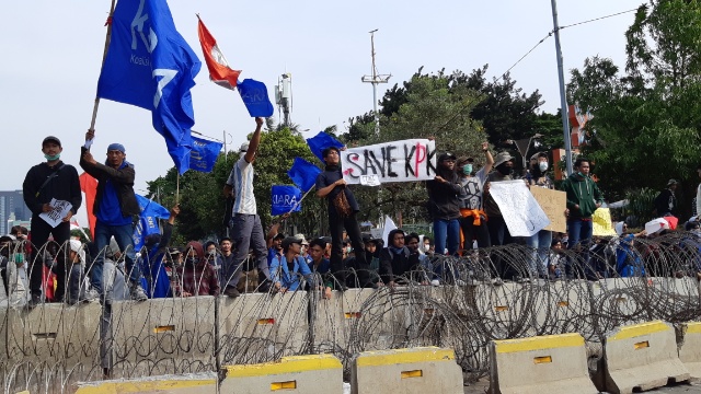 Ribuan Massa Aksi di Depan Gedung DPR Tertahan Barikade Kawat dan Aparat Gabungan