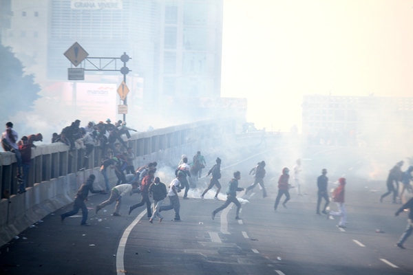 Unjuk Rasa di Jakarta Rusuh, Massa Lempar Mercon, Polisi Tembakkan Gas Air Mata
