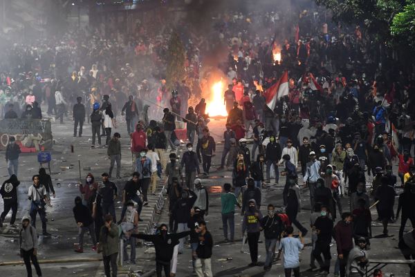 Tak Bisa Masuk ke Lokasi Demo karena Dihalangi Polisi, Pelajar STM Serang Markas Polda Metro Jaya