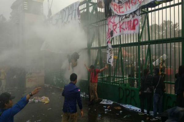 Buntut Demonstrasi Mahasiswa di Jakarta, Mobil Dibakar Massa
