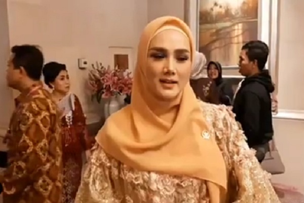 Baju Lebar Mulan Jameela saat Pelantikan Anggota DPR Ternyata Rancangan Didiet Maulana
