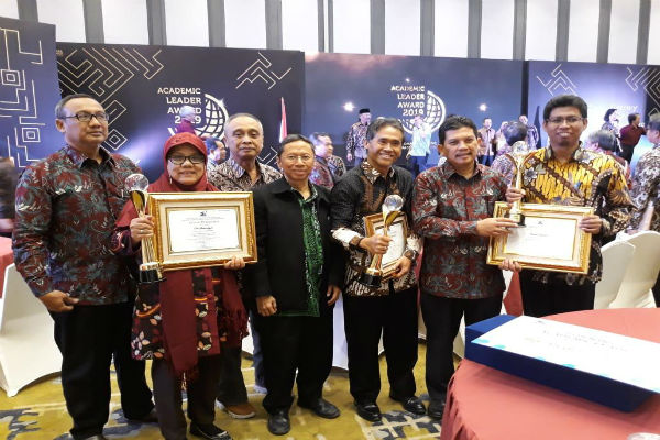 Rektor UGM Raih Academic Leader Award 