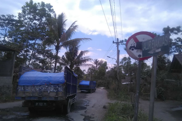 Truk Pasir Rusak Jalur Evakuasi di Lereng Merapi