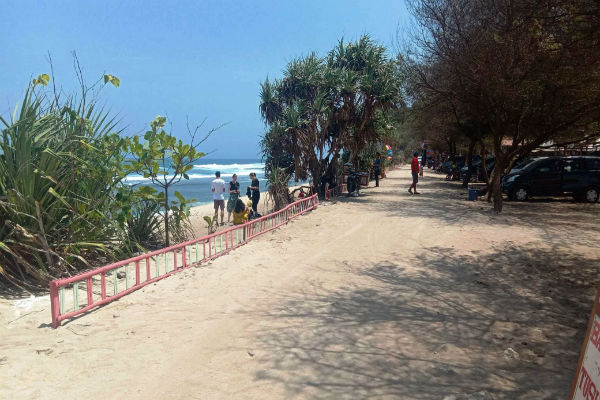 Warga di Pantai Watukodok Gotong-Royong Perbaiki Jalan Secara Swadaya