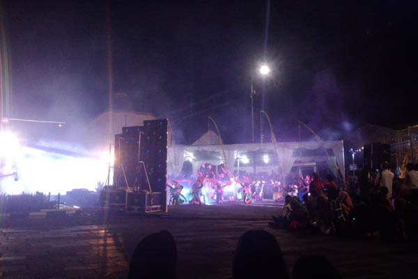 Jogja Night Carnaval Tampilkan Wayang Kapi-Kapi, Ribuan Orang Penuhi Tugu Jogja