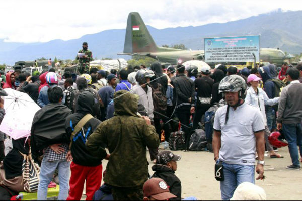 Wiranto Lepas Ratusan Pengungsi Wamena Pulang ke Makassar
