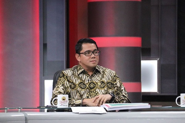 Tudingkan Tangan ke Arah Emil Salim, Politikus PDIP Arteria Dahlan Dibully Warganet