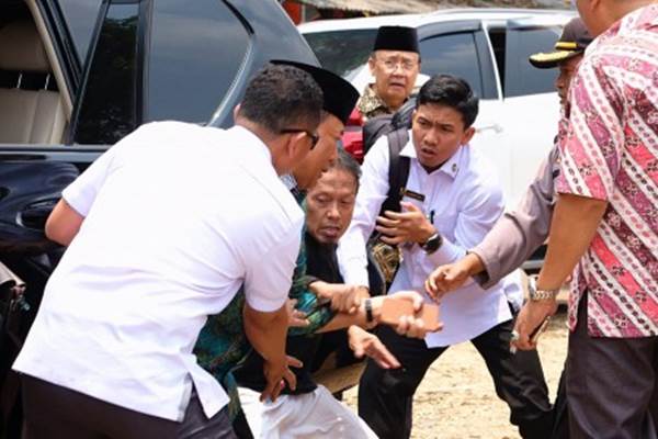 Usai Bertemu SBY, Jokowi Jenguk Wiranto 