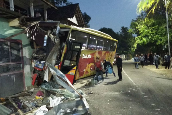 Bus Eka Terguling di Nganjuk