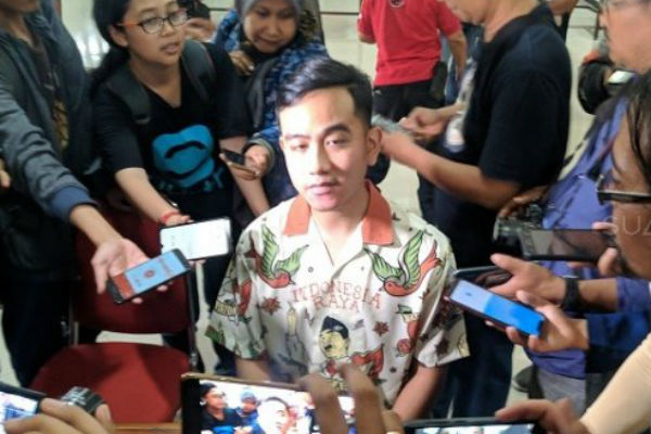 Aktivis Gibran  Maju Pilkada Solo Kemeja Batik  Indonesia  