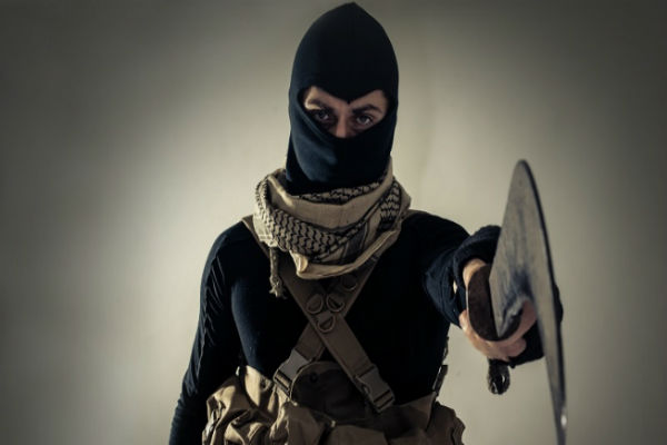 Geledah Rumah Pasangan Terduga Teroris, Polisi Temukan Pedang Samurai