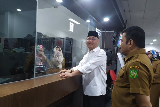 Melarikan Diri, Staf Protokol Wali Kota Medan Hampir Tabrak Petugas KPK