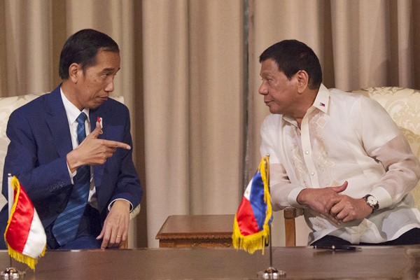 Presiden Filipina Duterte Jatuh Saat Mengendarai Sepeda Motor di Istana
