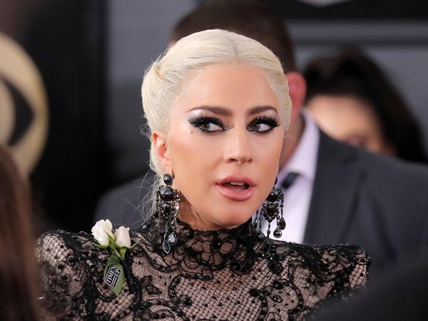 Lady Gaga Jatuh setelah Peluk Penggemar di Panggung