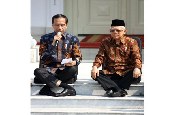 Ingin Meniru Kaki Jokowi yang Menyilang Tak Biasa, Warganet Gagal