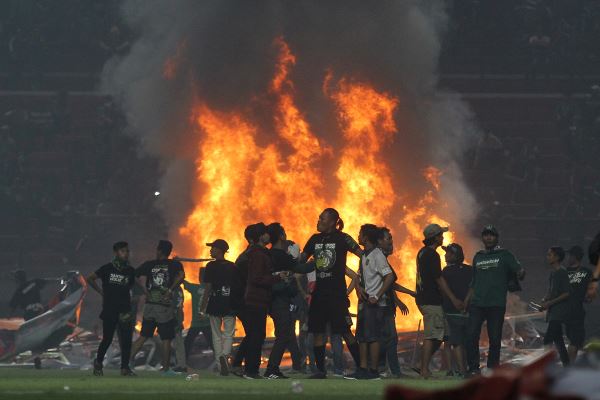 Persebaya Kacau: Suporter Nyalakan Api Unggun di Lapangan, Pemain Dievakuasi Rantis Polda Jatim