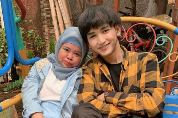 Kekeyi Posting Foto dengan Ibunda, Netizen: Kayak Kakak-Adik