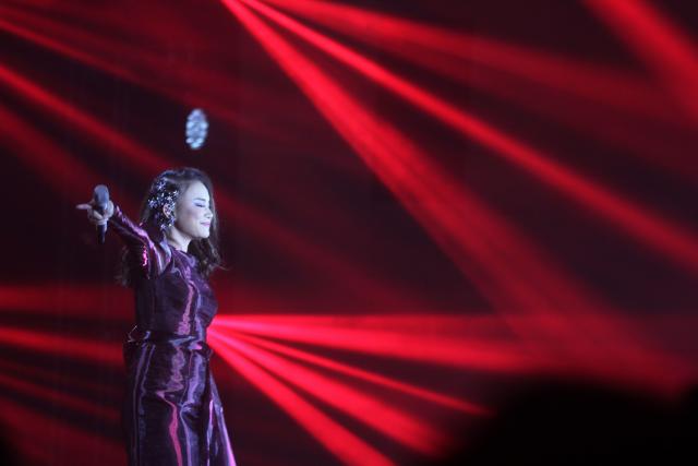 Sukses Tarik Penonton dari Luar Negeri, Begini Kemeriahan Konser Rossa di Jogja