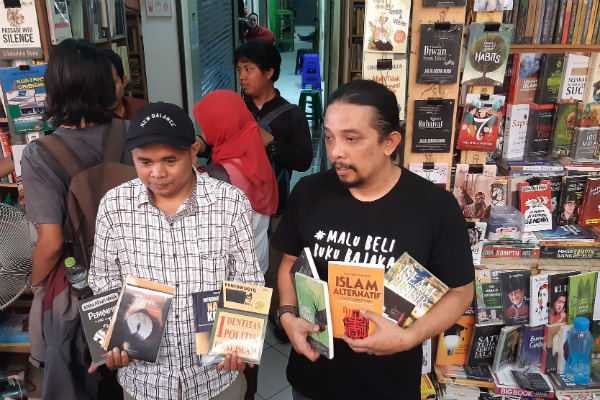 Secara Sukarela, Pedagang Shopping Serahkan Buku Bajakan